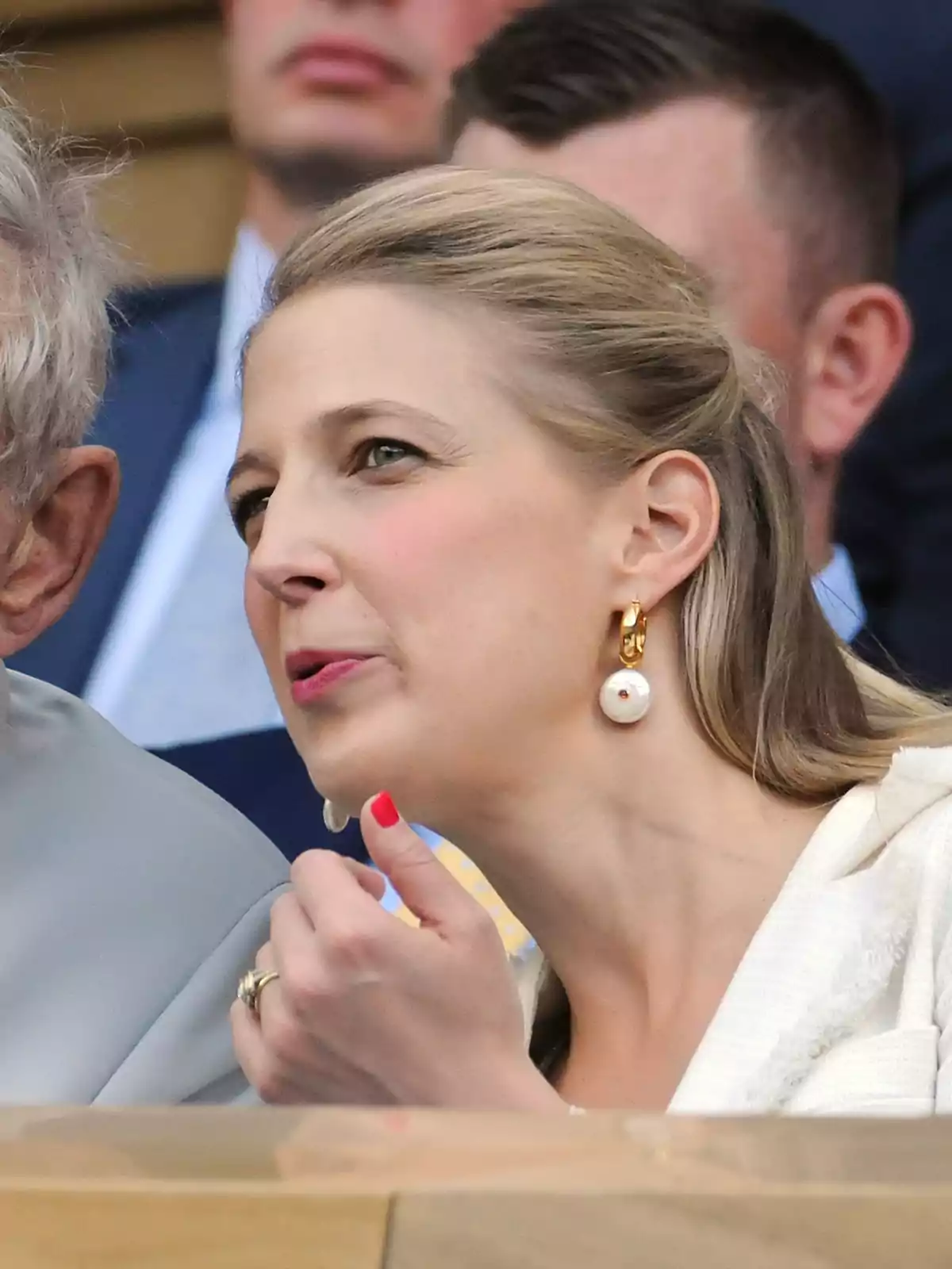 Gabriella Windsor con aretes grandes y cabello recogido está gesticulando mientras conversa en un evento formal. Gabriella Windsor con aretes grandes y cabello recogido está gesticulando mientras conversa en un evento formal.