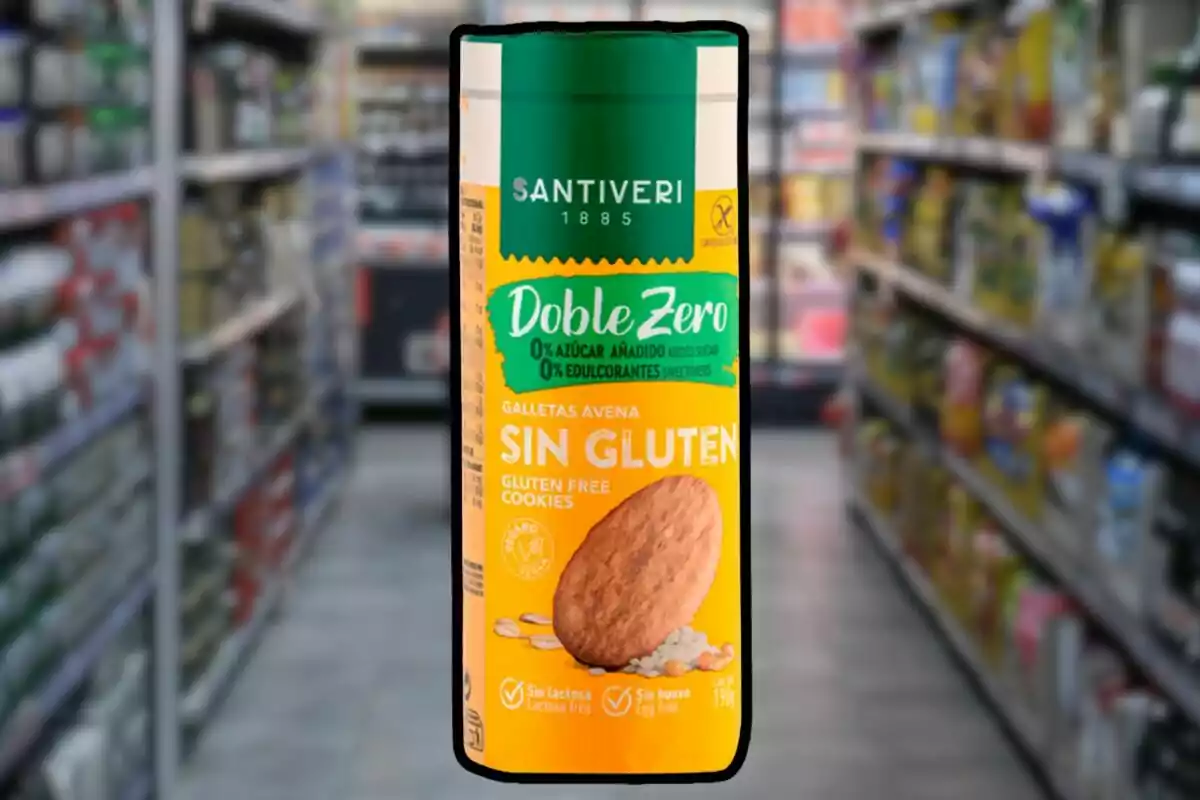 Paquete cilíndrico, amarillo y verde, de galletas Santiveri sin gluten, sobre fondo de un supermercado desenfocado Paquete cilíndrico, amarillo y verde, de galletas Santiveri sin gluten, sobre fondo de un supermercado desenfocado
