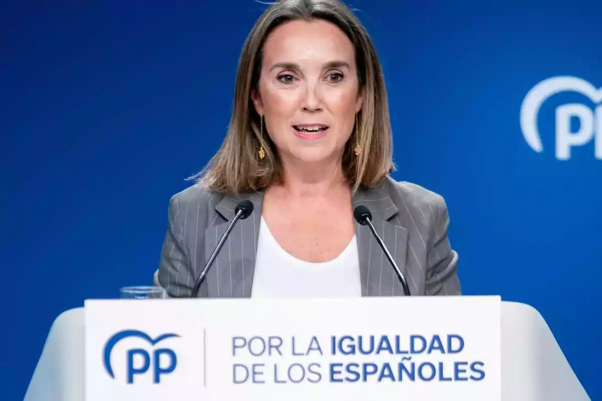 Cuca Gamarra durante una intervención en un atril del PP con el lema por la igualdad de los españoles