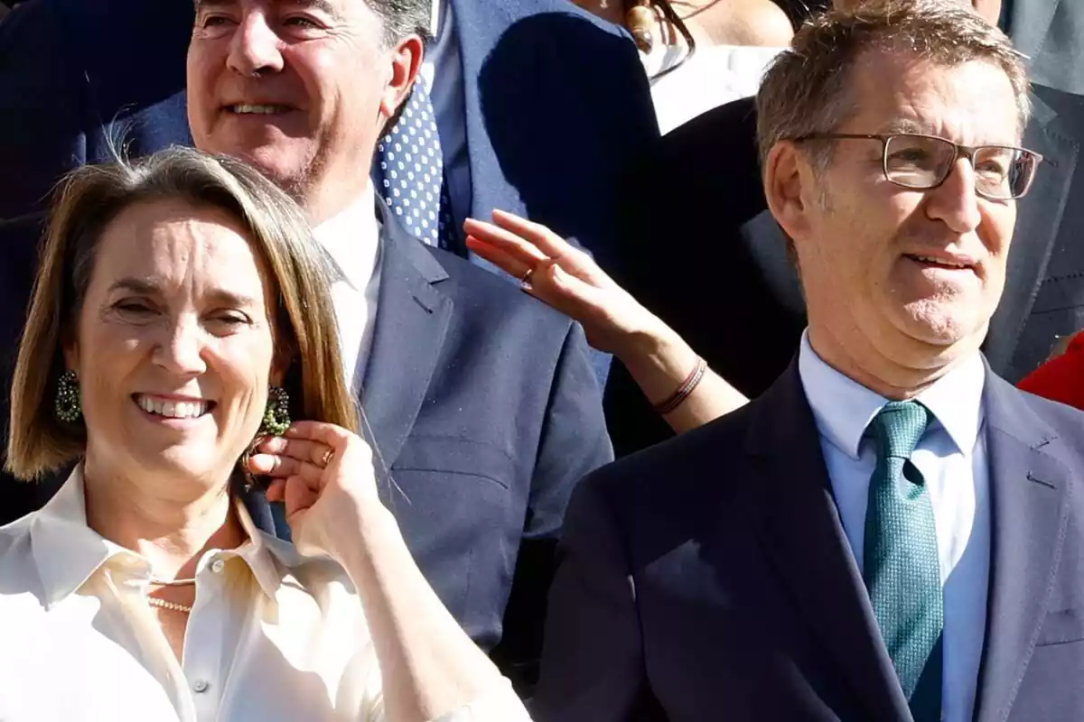 Fotografía de la portavoz del PP Cuca Gamarra, acompañando al líder de su partido Alberto Núñez Feijóo en un acto de campaña Fotografía de la portavoz del PP Cuca Gamarra, acompañando al líder de su partido Alberto Núñez Feijóo en un acto de campaña