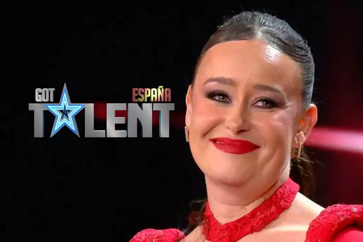 Nataliya Stepanska sonriente con maquillaje llamativo y vestido rojo aparece en un programa de televisión llamado "Got Talent España".