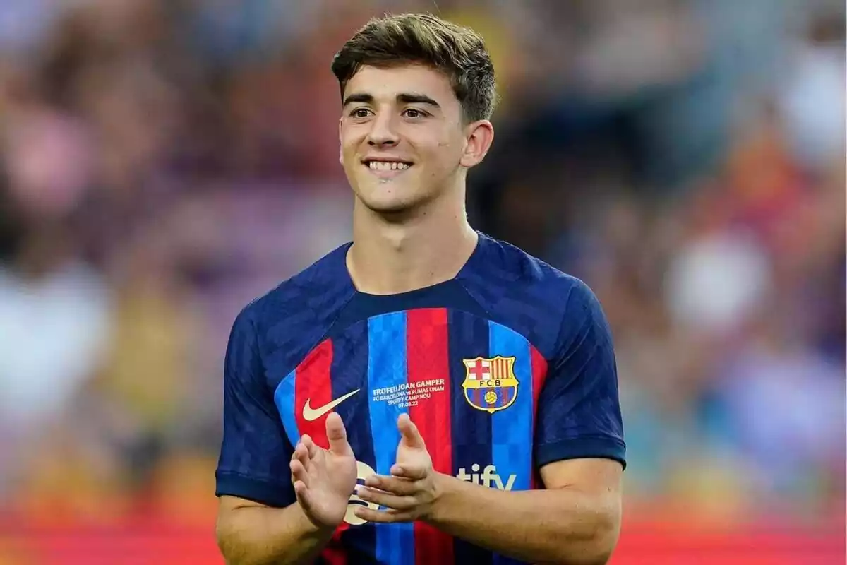 Gavi aplaude mientras muestra una gran sonrisa con la camiseta del FC Barcelona