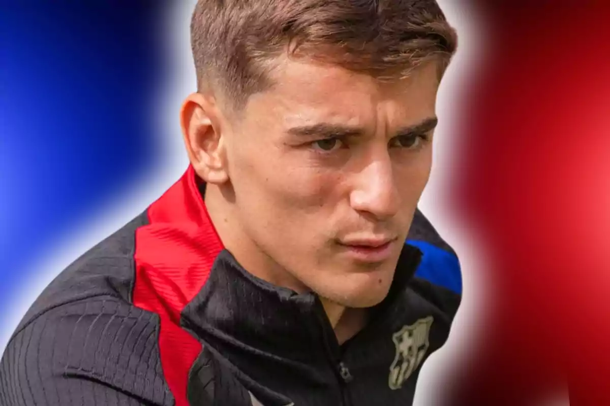 Joven con chaqueta deportiva negra y roja con el escudo del FC Barcelona sobre un fondo difuminado azul y rojo