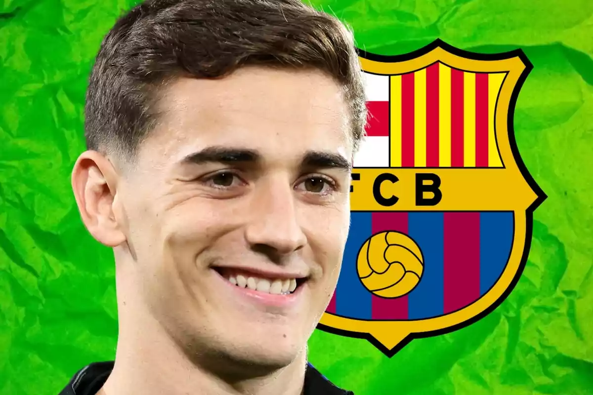 Un hombre sonriente frente al escudo del FC Barcelona con un fondo verde.