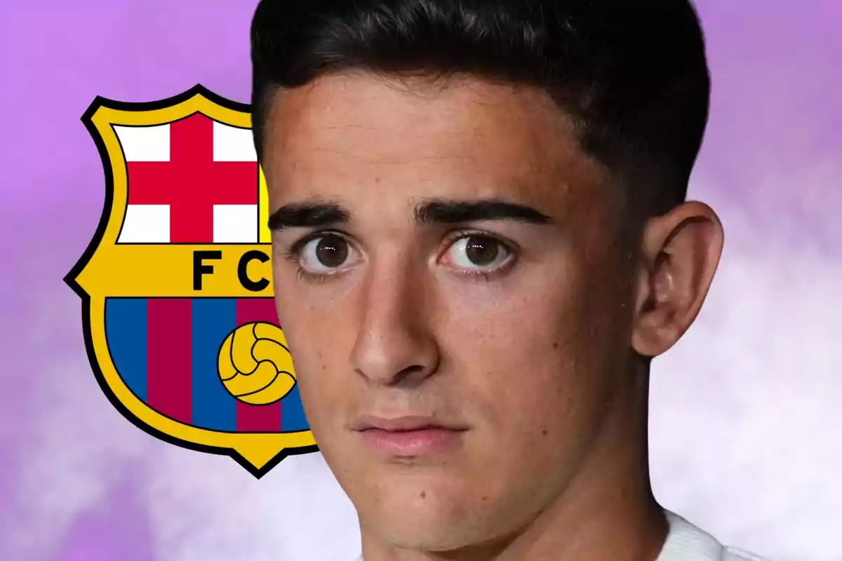 Un joven con cabello oscuro frente al escudo del FC Barcelona sobre un fondo morado.