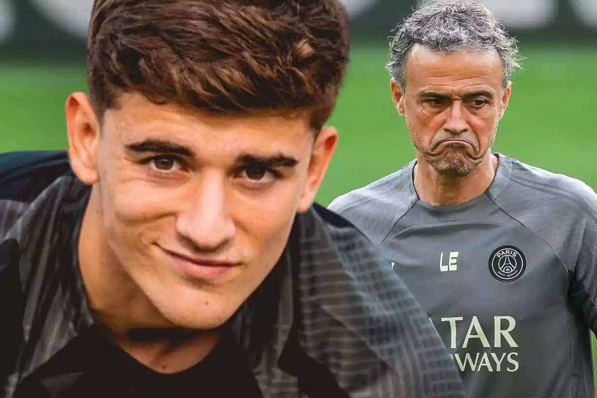 Dos hombres en un campo de fútbol, uno en primer plano sonriendo y otro al fondo con expresión seria.