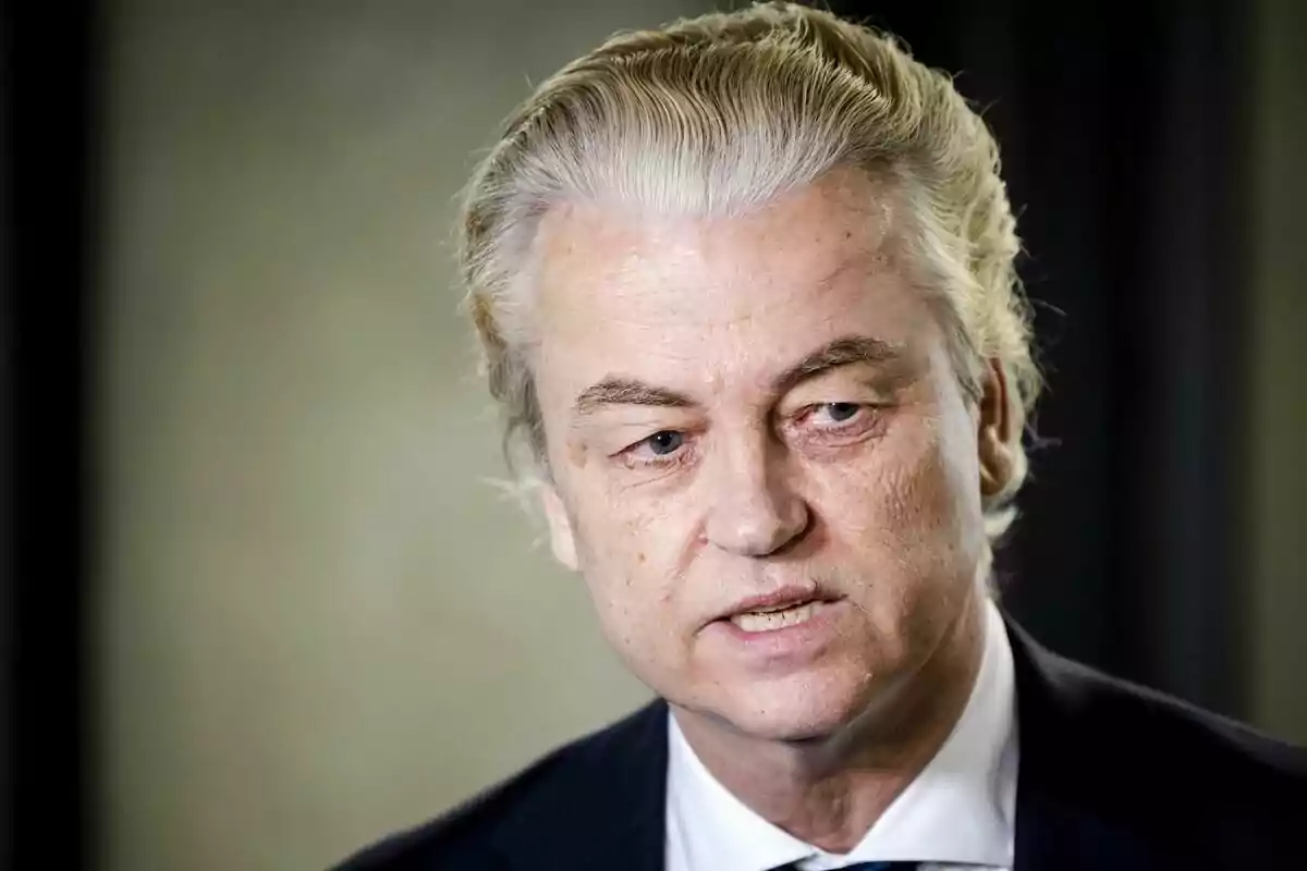 Plano corto de Geert Wilders de frente con traje y mirando hacia un lado