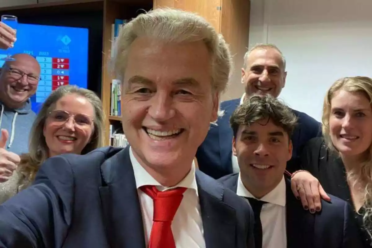 Geert Wilders se hace un selfie sonriendo junto a otros miembros de su partido, celebrando los buenos resultados en las elecciones