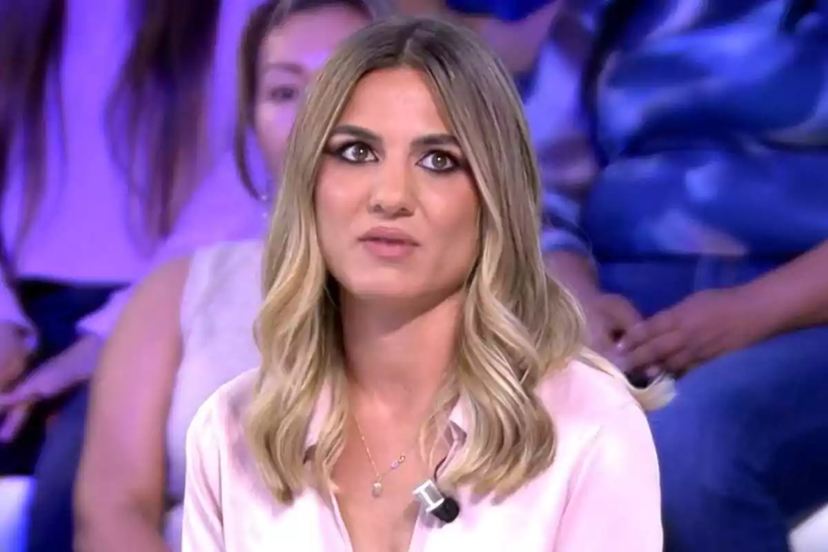 Gema Aldón en el plató de 'Así es la vida', programa de Telecinco, con rostro serio