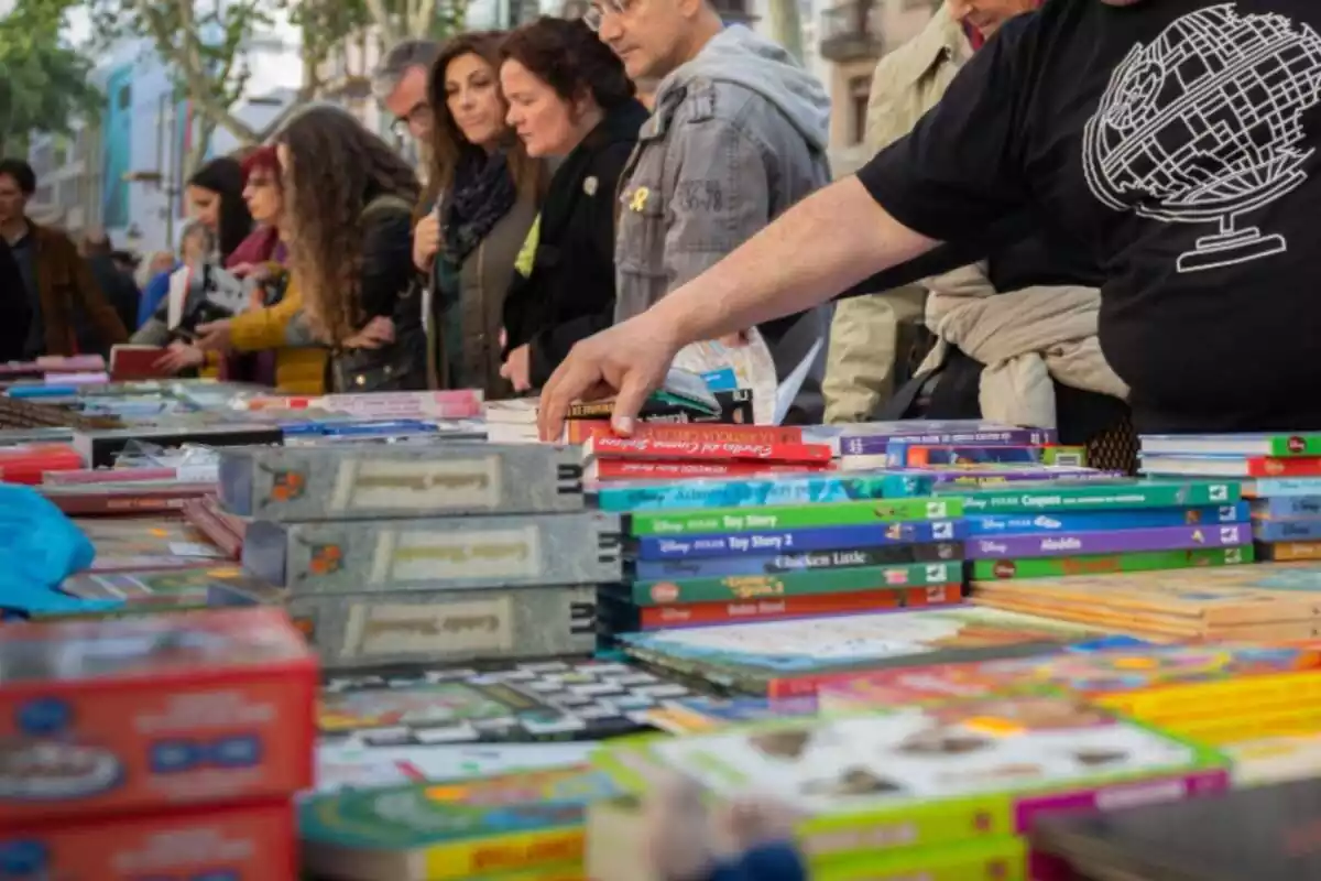 Gente mirando libros en el día de Sant Jordi en Barcelona