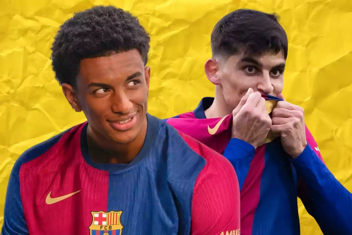 Dos futbolistas con la camiseta del FC Barcelona posan frente a un fondo amarillo uno de ellos sonríe y el otro besa el escudo de la camiseta
