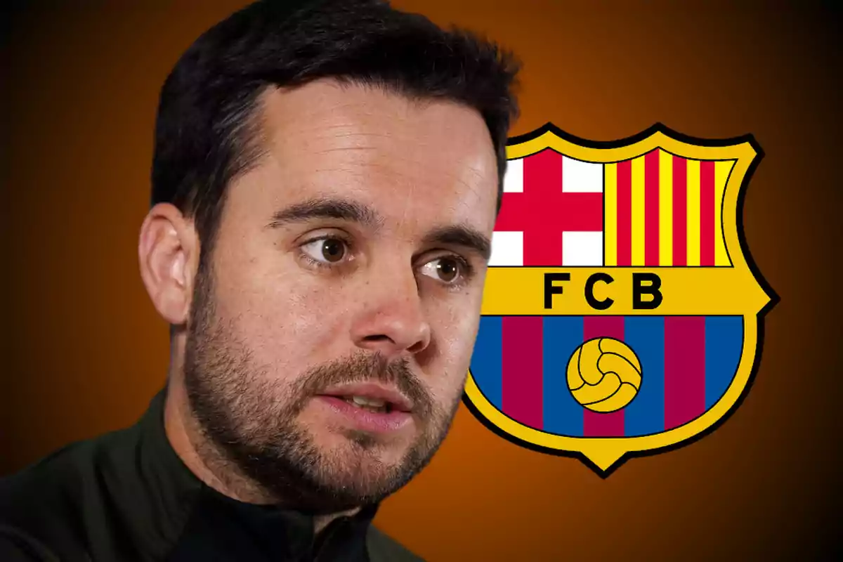 Hombre de cabello oscuro con barba frente al escudo del FC Barcelona sobre un fondo naranja