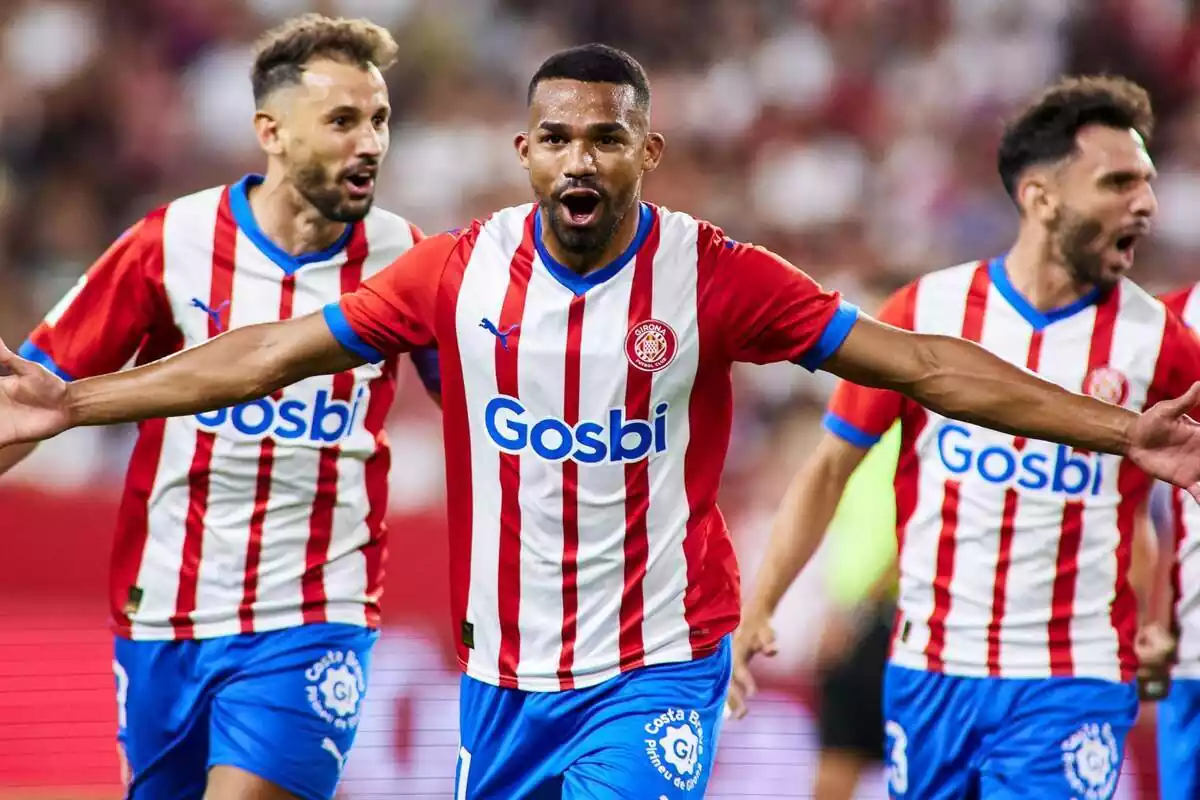 Un jugador del Girona FC celebra un gol con los brazos abiertos y gritando