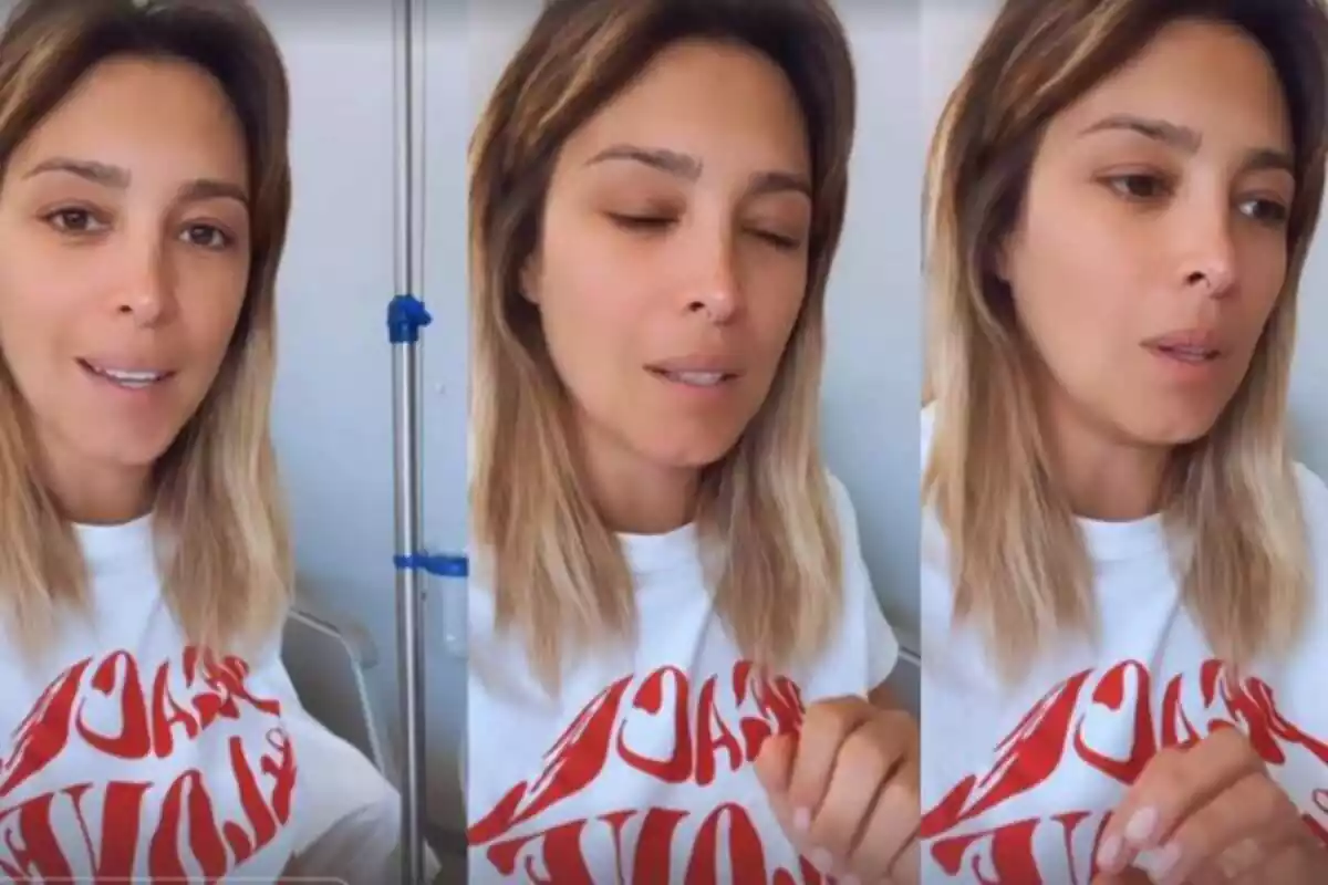 Mujer con una camiseta blanca con letras rojas hablando en un hospital