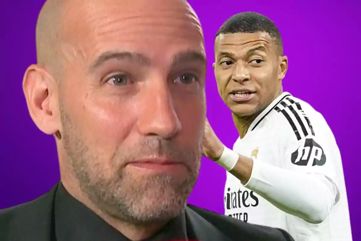 Primer plano de un hombre calvo con barba recortada y al fondo un futbolista con uniforme blanco sobre un fondo morado