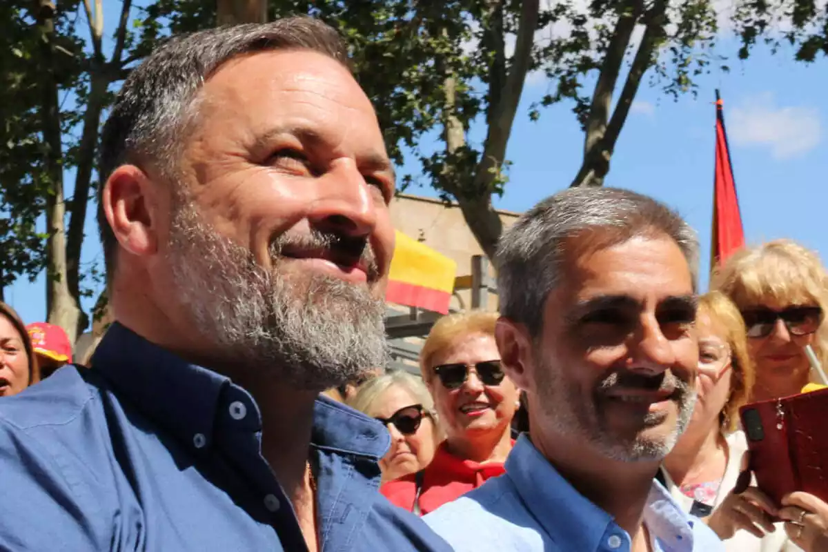 Primer plano del líder de Vox Santiago Abascal con el candidato de Barcelona Gonzalo de Oro-Pulido