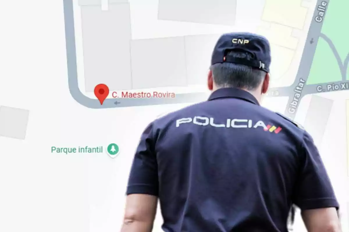Un policía de espaldas observa un mapa digital donde se señala la ubicación de la calle Maestro Rovira cerca de un parque infantil. Un policía de espaldas observa un mapa digital donde se señala la ubicación de la calle Maestro Rovira cerca de un parque infantil.