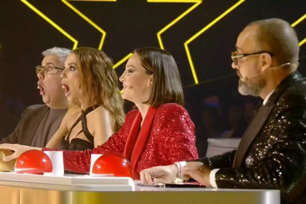 Florentino Fernández, Paula Echevarría, Tamara Falcó y Risto Mejide, jueces en Got Talent con expresiones sorprendidas y botones rojos frente a ellos.