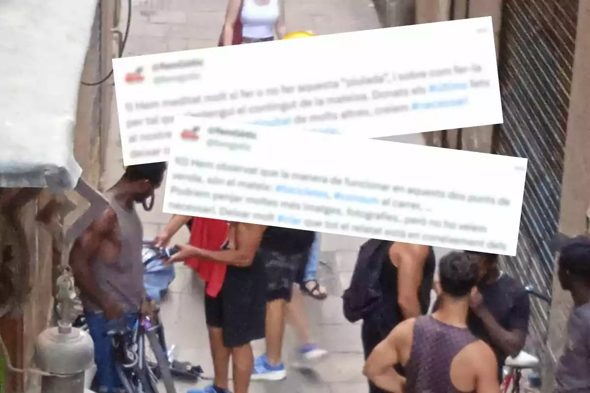 Varias personas se encuentran en una calle estrecha, algunas de ellas están interactuando entre sí y hay bicicletas presentes. En la imagen también se superponen dos capturas de pantalla de texto en catalán.