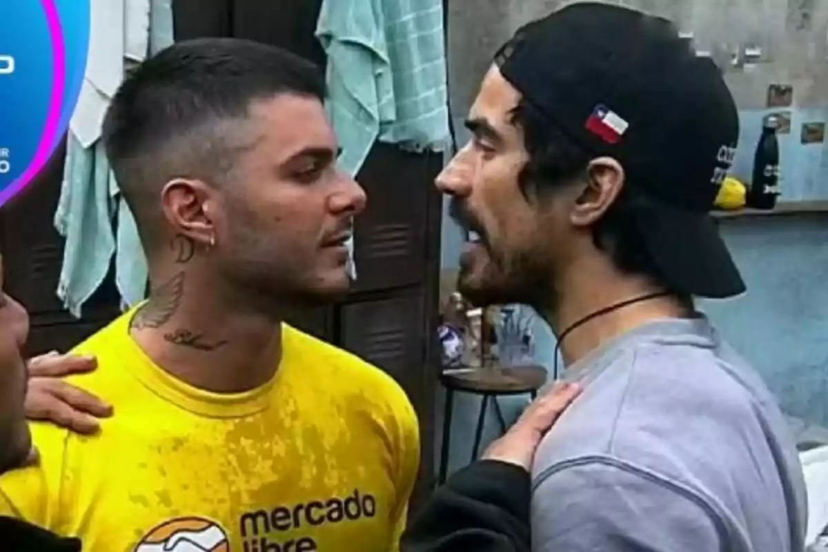 Captura de Manuel Napoli y Sebastián Ramírez discutiendo cara a cara, uno con camiseta amarilla y el otro con gorra negra en la casa de Gran Hermano.