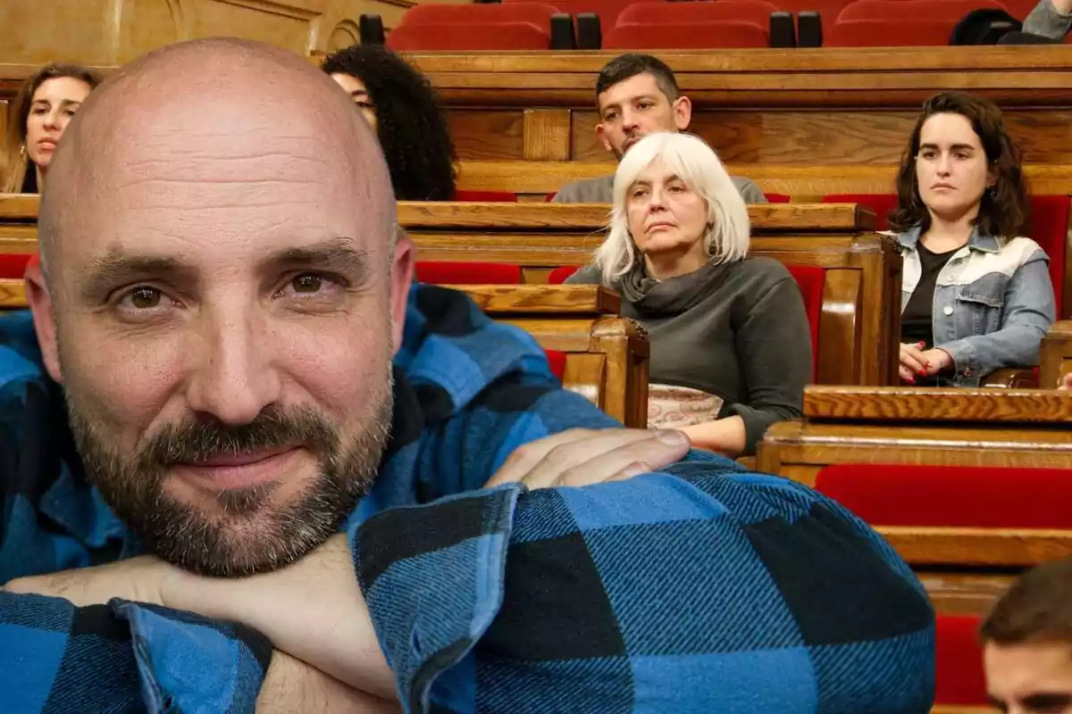 Montaje con un primer plano de Jordi Graupera con los brazos cruzados debajo de la barbilla y de fondo una imagen de los diputados de la CUP sentados en sus escaños en el Parlament de Cataluña