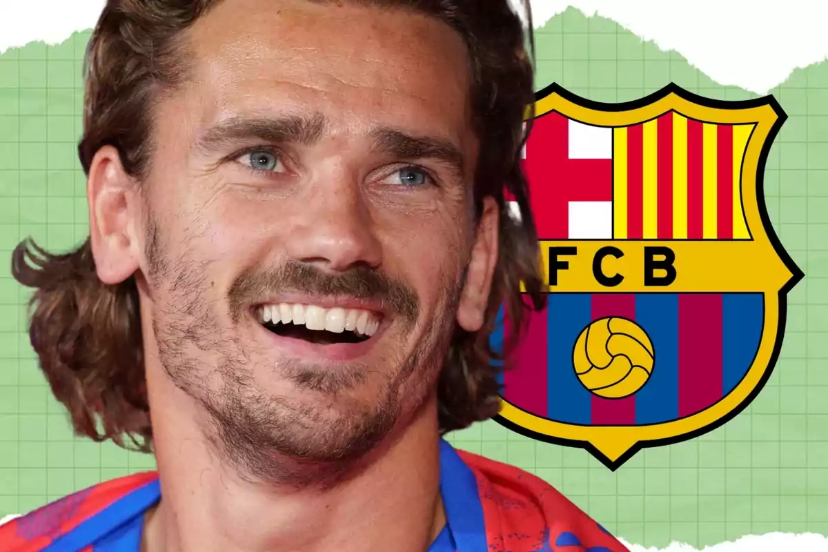 Un hombre sonriente con el escudo del FC Barcelona de fondo.