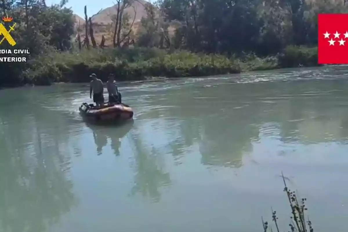 Equipo de la Guardia Civil en una lancha en un río buscando a un desaparecido