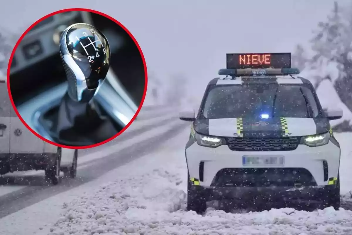 Imagen de fondo de un coche de la Guardia Civil en la carretera con nieve, y otra imagen de un cambio de marchas