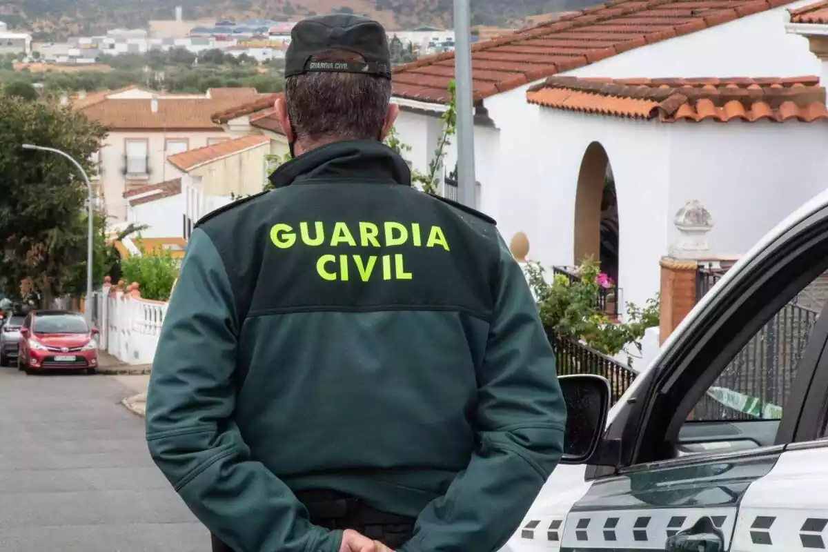 Un agente de la Guardia Civil, de espaldas, en la calle patrullando