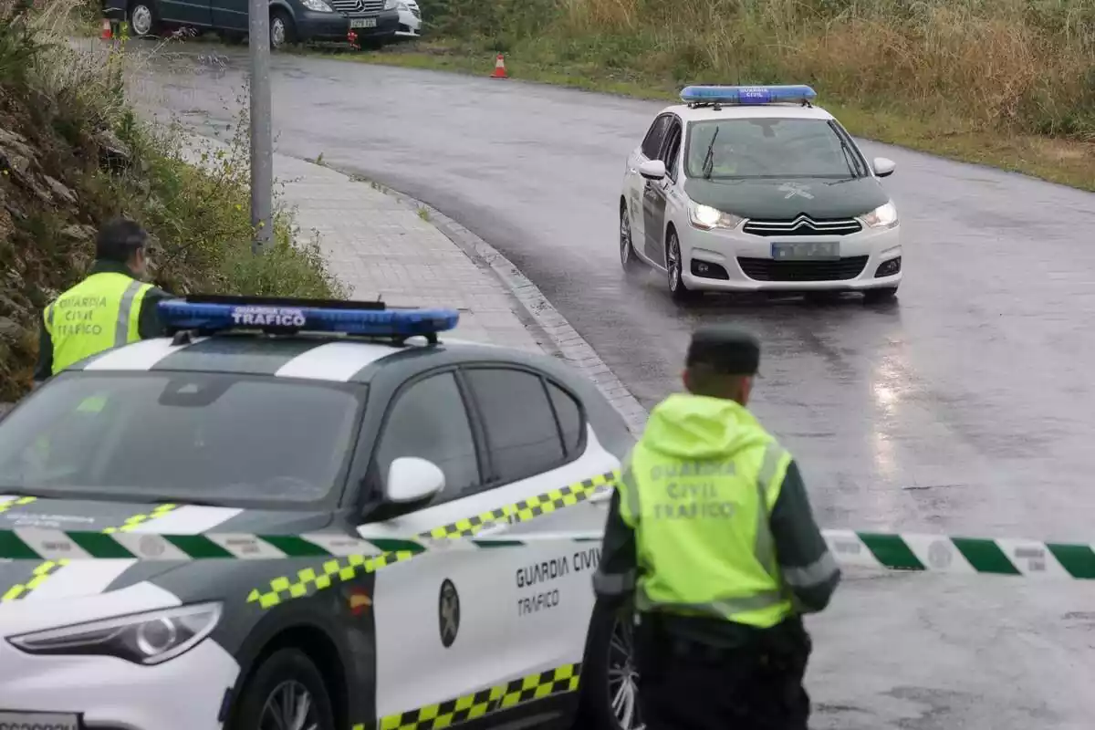 Plano general de dos coches de la Guardia Civil en una carretera actuando tras un accidente de tráfico