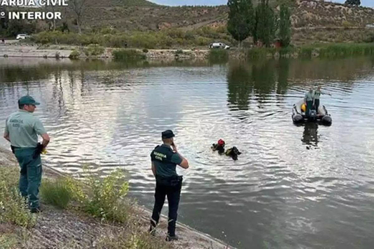 Equipo de la Guardia Civil en un lago haciendo tareas de rescate