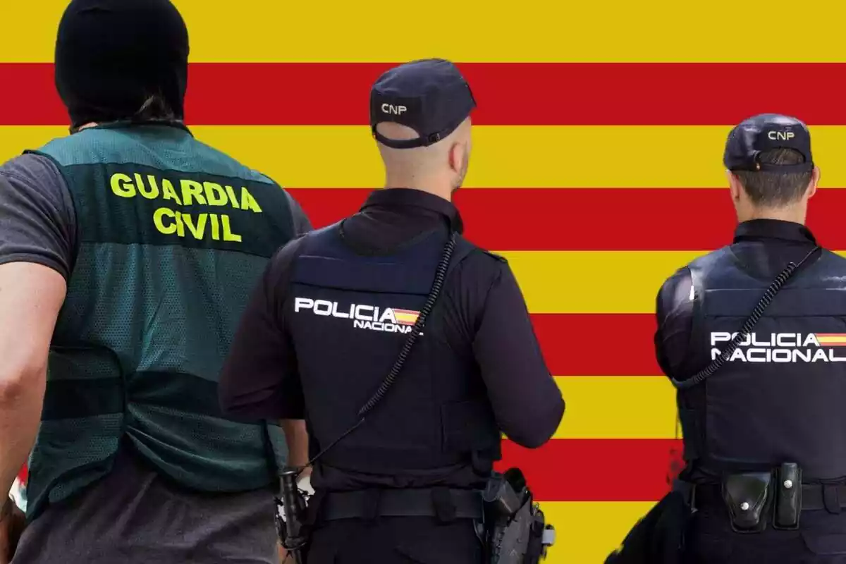Montaje de un agente de la Guardia Civil y dos agentes de la Policía Nacional, en plano medio y de espaldas. De fondo, una bandera de Cataluña