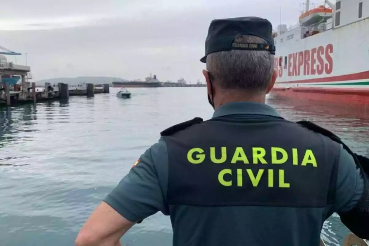 Guardia Civil, de espaldas, en un puerto marítimo