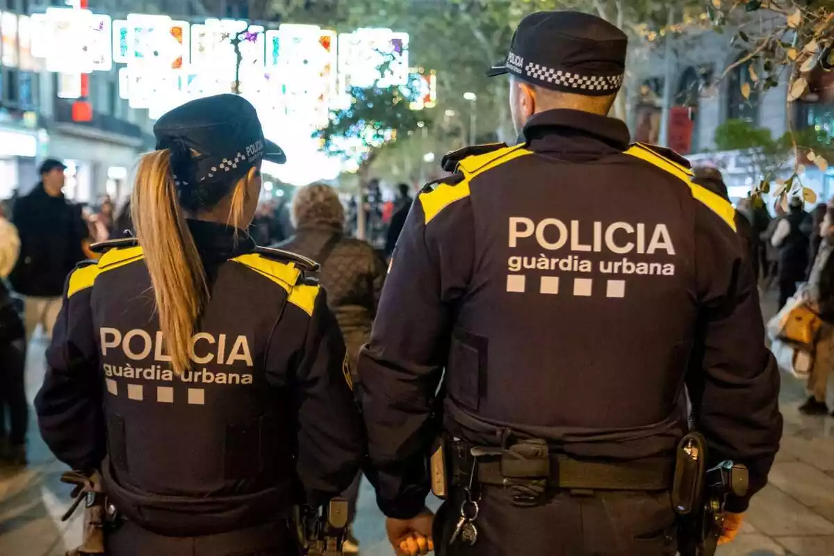 Imagen de dos agentes de la Guardia Urbana paseando por Barcelona