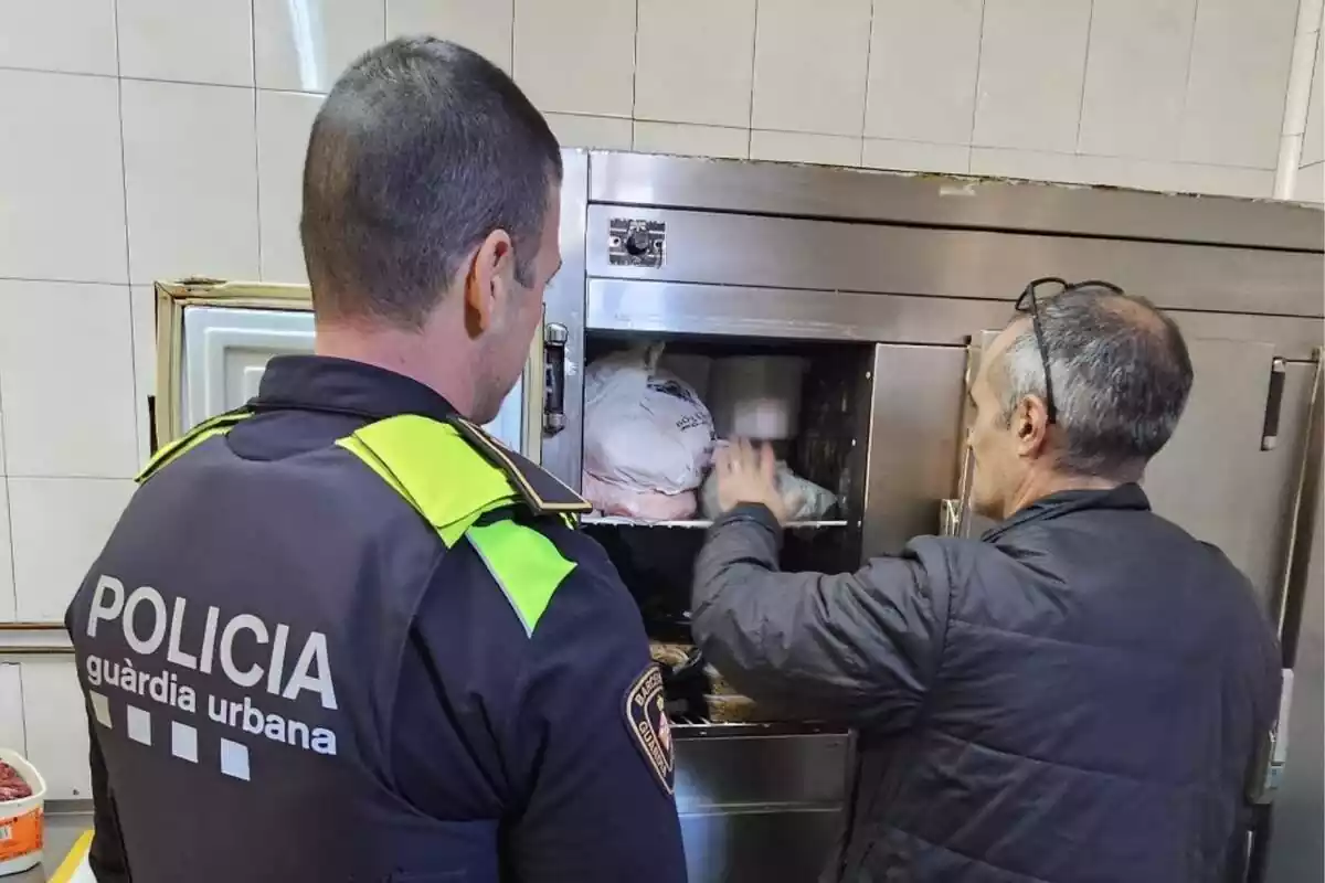 Guardia Urbana y la Agència de Salut Pública de Barcelona en la inspección a un restaurante de Barcelona