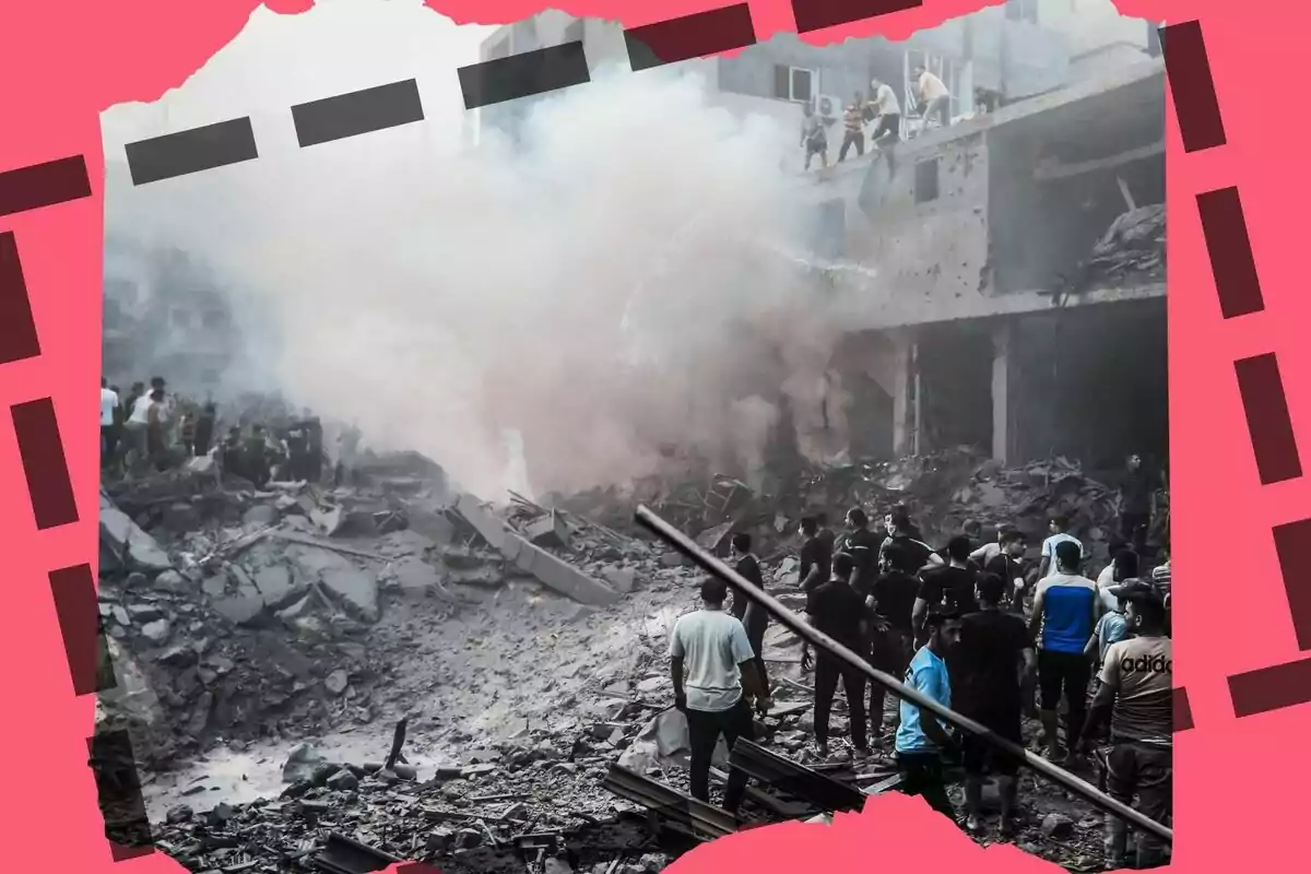 Un grupo de personas observa los escombros y el humo que emanan de un edificio destruido, con un fondo de color rosa y negro.