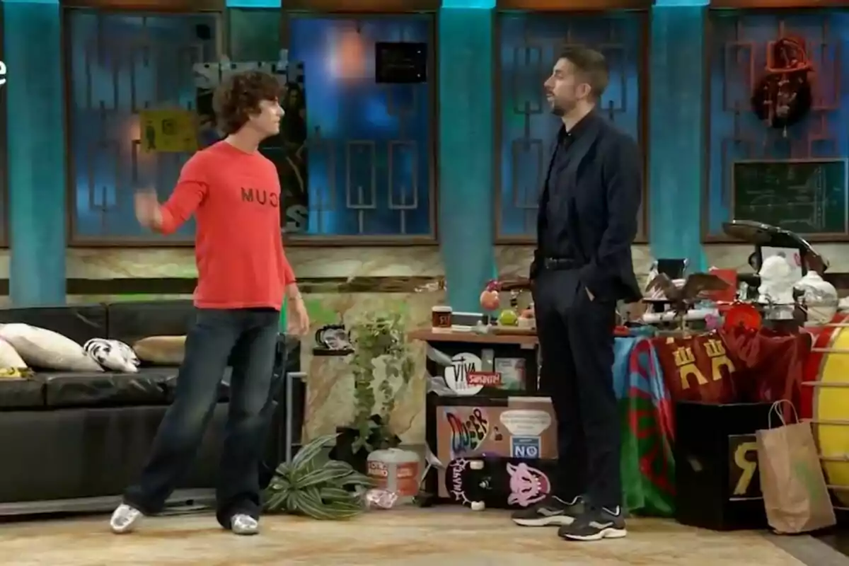 David Broncano y Guitarritadelafuente conversan en 'La Revuelta' decorado con objetos coloridos y un sofá negro David Broncano y Guitarritadelafuente conversan en 'La Revuelta' decorado con objetos coloridos y un sofá negro