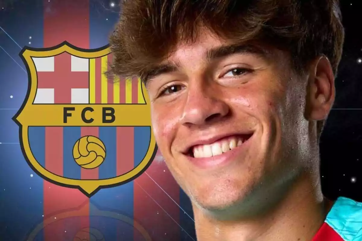 Marc Guiu con una gran sonrisa junto a un escudo del FC Barcelona