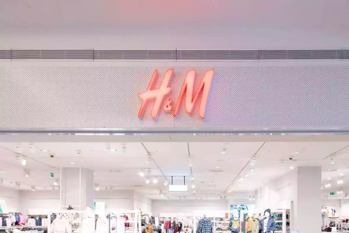 Exterior de la tienda H&M con el logo en grande