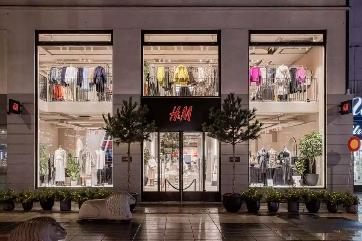 Plano general de la entrada de una tienda H&M con las luces encendidas