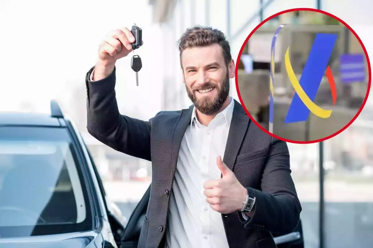 Un hombre enseña con alegría las llaves de su coche, y el círculo, el logo de Hacienda