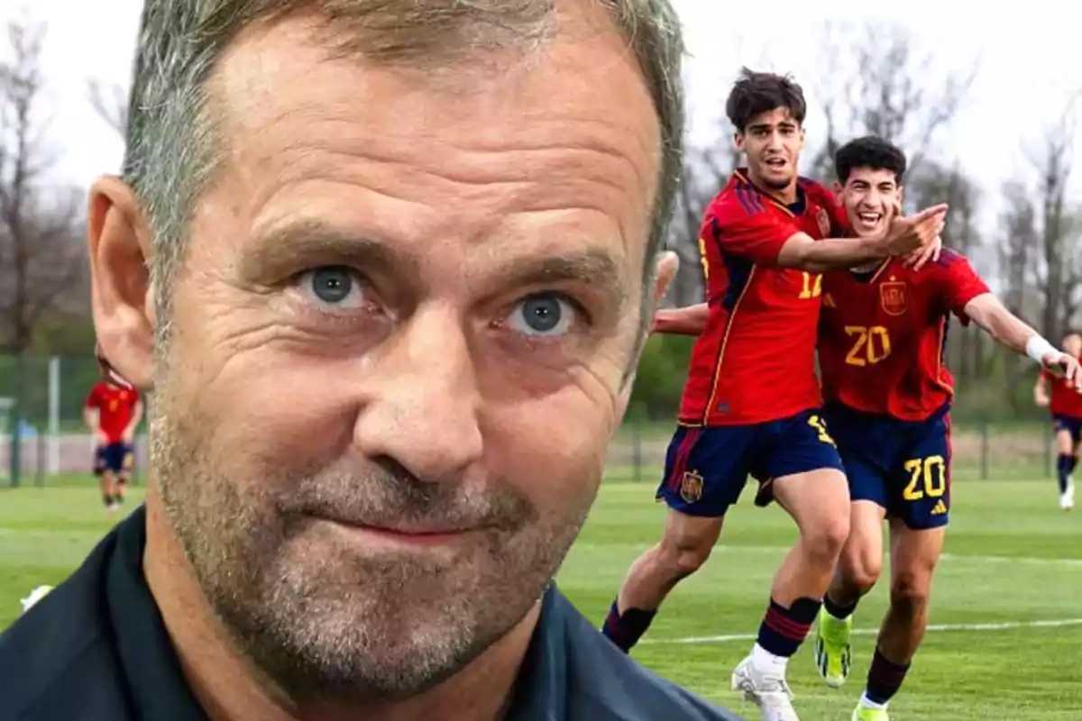 Un hombre sonriente en primer plano con dos jugadores de fútbol celebrando en el fondo.