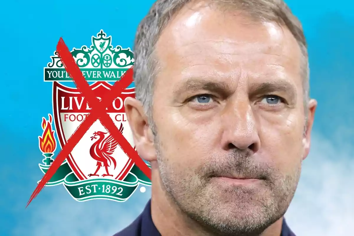 Un hombre frente a un logo del Liverpool tachado con una X roja.