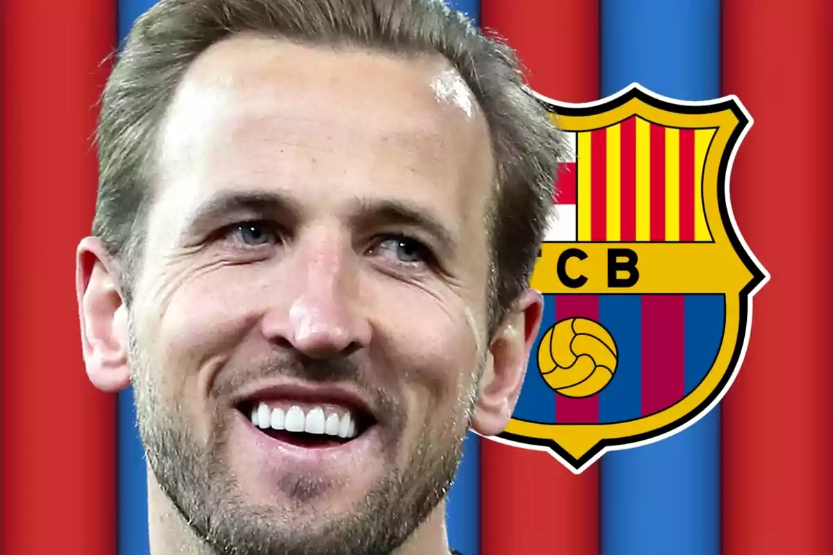 Un hombre sonriente con el escudo del FC Barcelona de fondo.