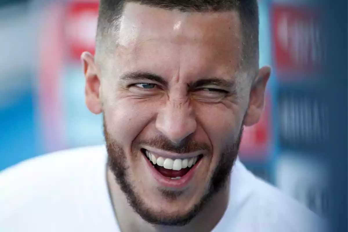 Eden Hazard con una gran sonrisa