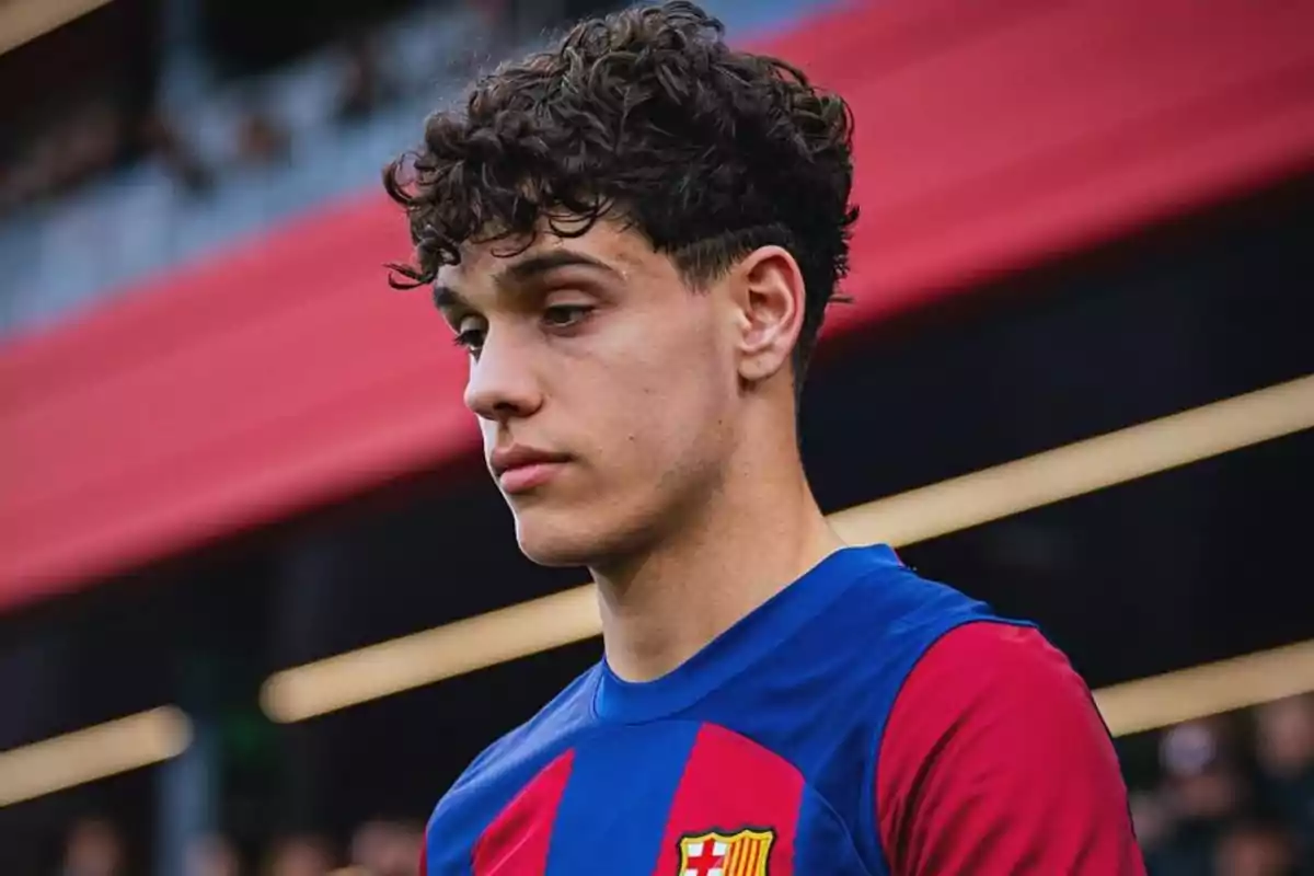 Joven futbolista con camiseta azul y roja del FC Barcelona en un estadio