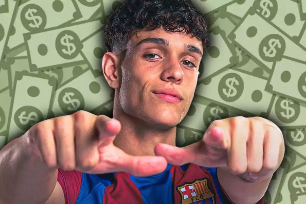Un joven con una camiseta de fútbol azul y granate señala hacia la cámara con un fondo de billetes verdes con símbolos de dólar.