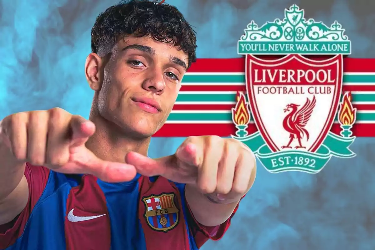 Un joven con la camiseta del FC Barcelona apunta hacia la cámara con el escudo del Liverpool FC de fondo.