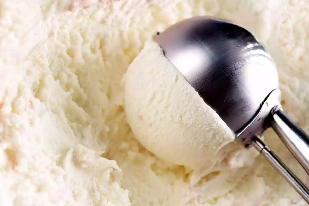 Primer plano de un funderelele con una bola de helado de vainilla Primer plano de un funderelele con una bola de helado de vainilla