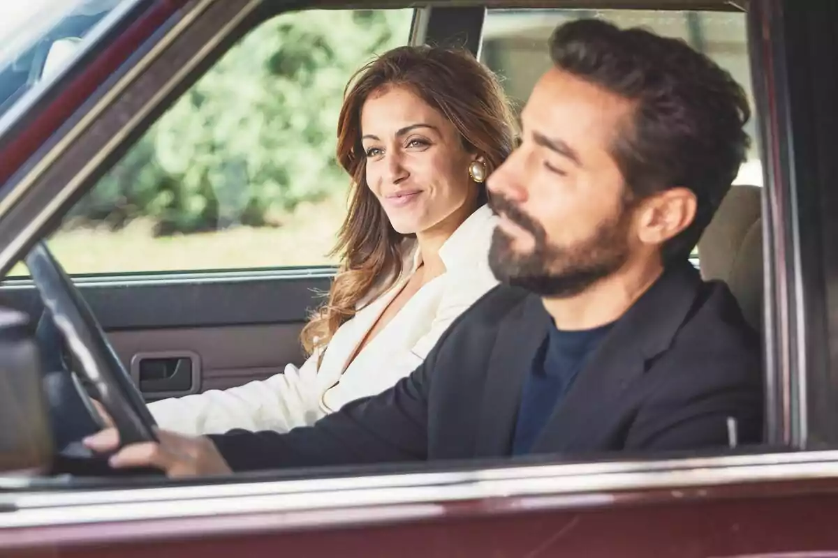 Hiba Abouk y un hombre sentados en un coche, ella sonríe mientras él conduce en Eva & Nicole. Hiba Abouk y un hombre sentados en un coche, ella sonríe mientras él conduce en Eva & Nicole.